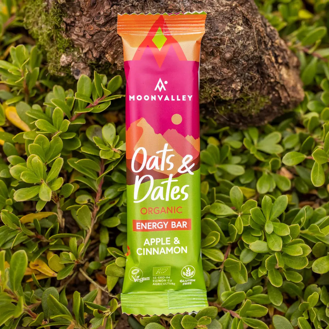 Moonvalley EKO Oats & dates apple & cinnamon biologische haverreep met appel en kaneel sfeerfoto