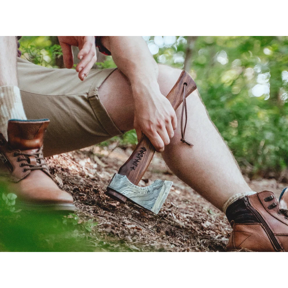Njord Huldra Damast M universeelbijl in hangpack met palissander houten steel, damaststalen kop en bruin lederen etui 7