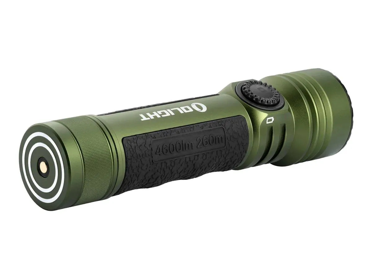 Olight Seeker 4 Pro OD Green zaklamp met magnetische laadpoort aan de achterzijde en specificaties 4600lm 260m