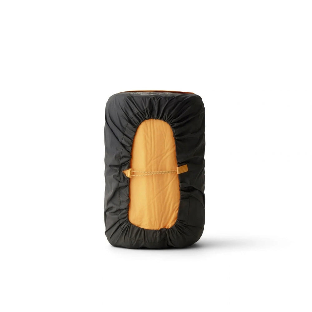 Sea To Summit Pursuit Plus Self Inflating Mat Large compact opgerolde slaapmat in zwarte opbergzak los op de grond