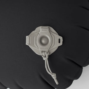 Sea to Summit Aeros Premium Travel Pillow in Jet Black, een zwart, zacht en ergonomisch opblaasbaar reiskussen dop