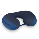 Sea to Summit Aeros Premium Travel Pillow in Navy Peony, een donkerblauw, zacht en ergonomisch opblaasbaar reiskussen