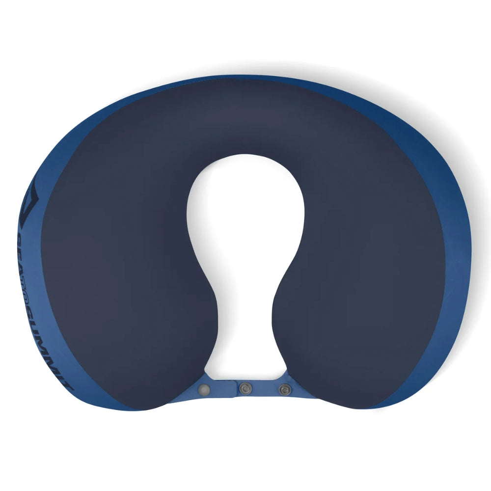 Sea to Summit Aeros Premium Travel Pillow in Navy Peony, een donkerblauw, zacht en ergonomisch opblaasbaar reiskussen boven