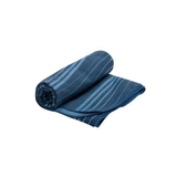 Sea to Summit Drylite Towel reishanddoek compact opgerold in het donkerblauw met lichtblauwe streepjes op een witte achtergrond.