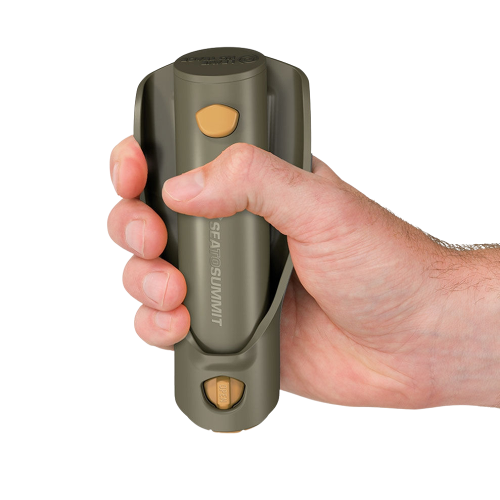 Sea to Summit Pocket Trowel Burnt Olive compacte kampeerschop vastgehouden in een hand   