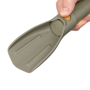  Sea to Summit Pocket Trowel Burnt Olive olijfgroene kampeerschop opengeklapt en klaar voor gebruik   