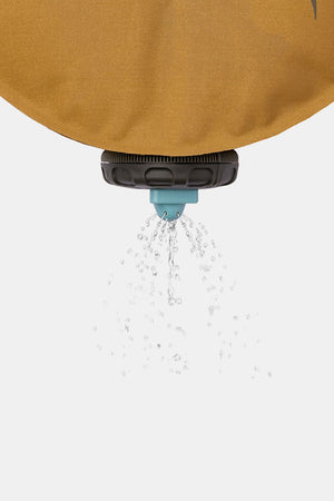 Sea to Summit Watercell X Burnt Olive waterzak met sproeikop in gebruik als buitendouche   
