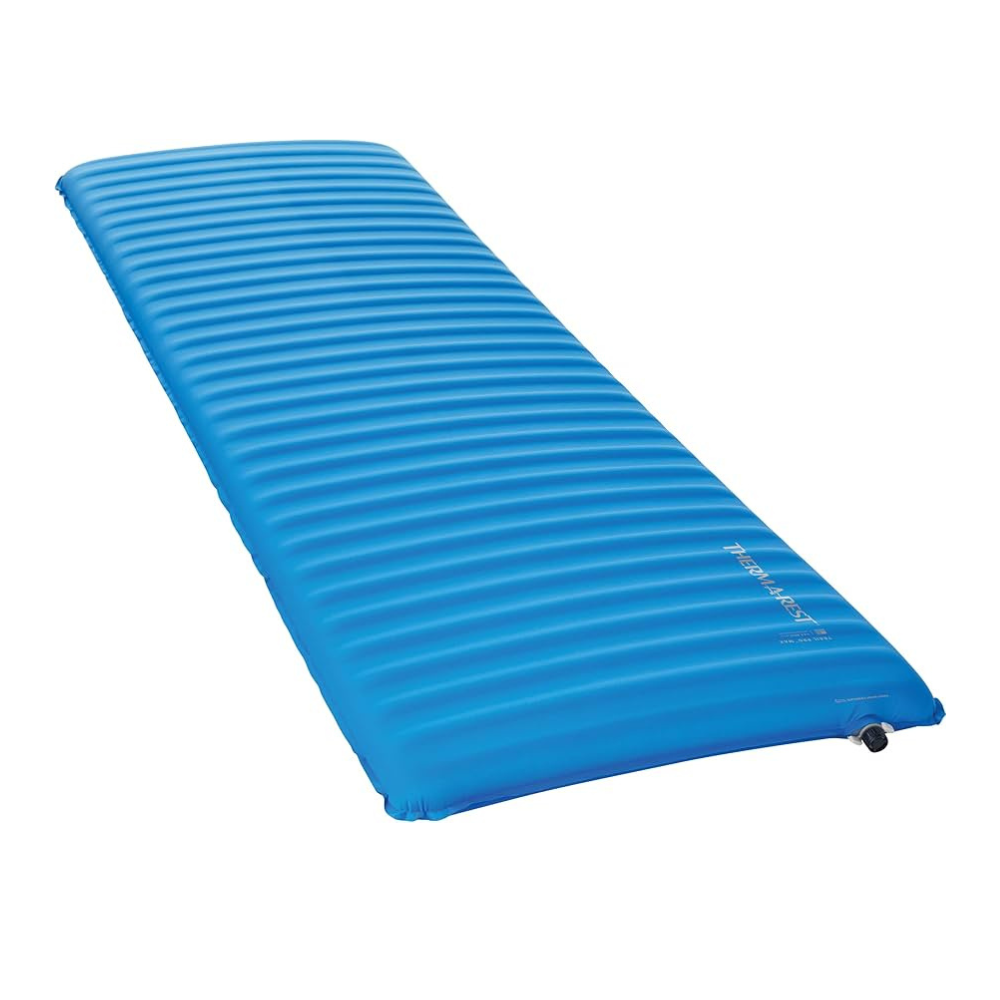 herm-a-Rest Trail Pro MAX comfortabele slaapmat getoond vanuit een schuin perspectief   