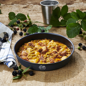 Trek'n Eat Beef Stew with Vegetables bereide stoofpot met rundvlees en groenten in een pan   