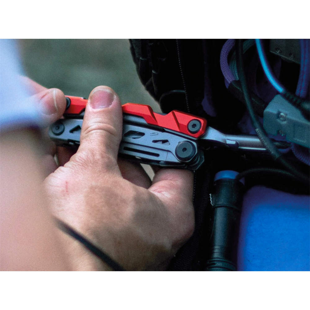 True Locking True Utility Titanium Locking Multi-Tool Clam