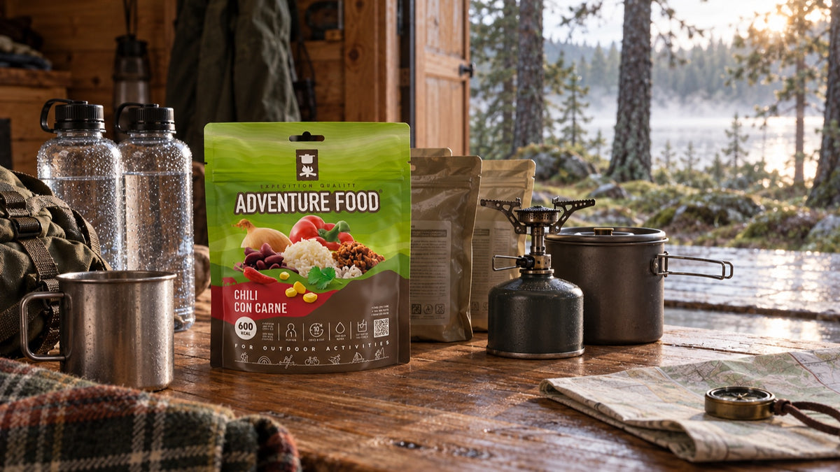 Adventure Food maaltijd met water en kookspullen als noodrantsoen