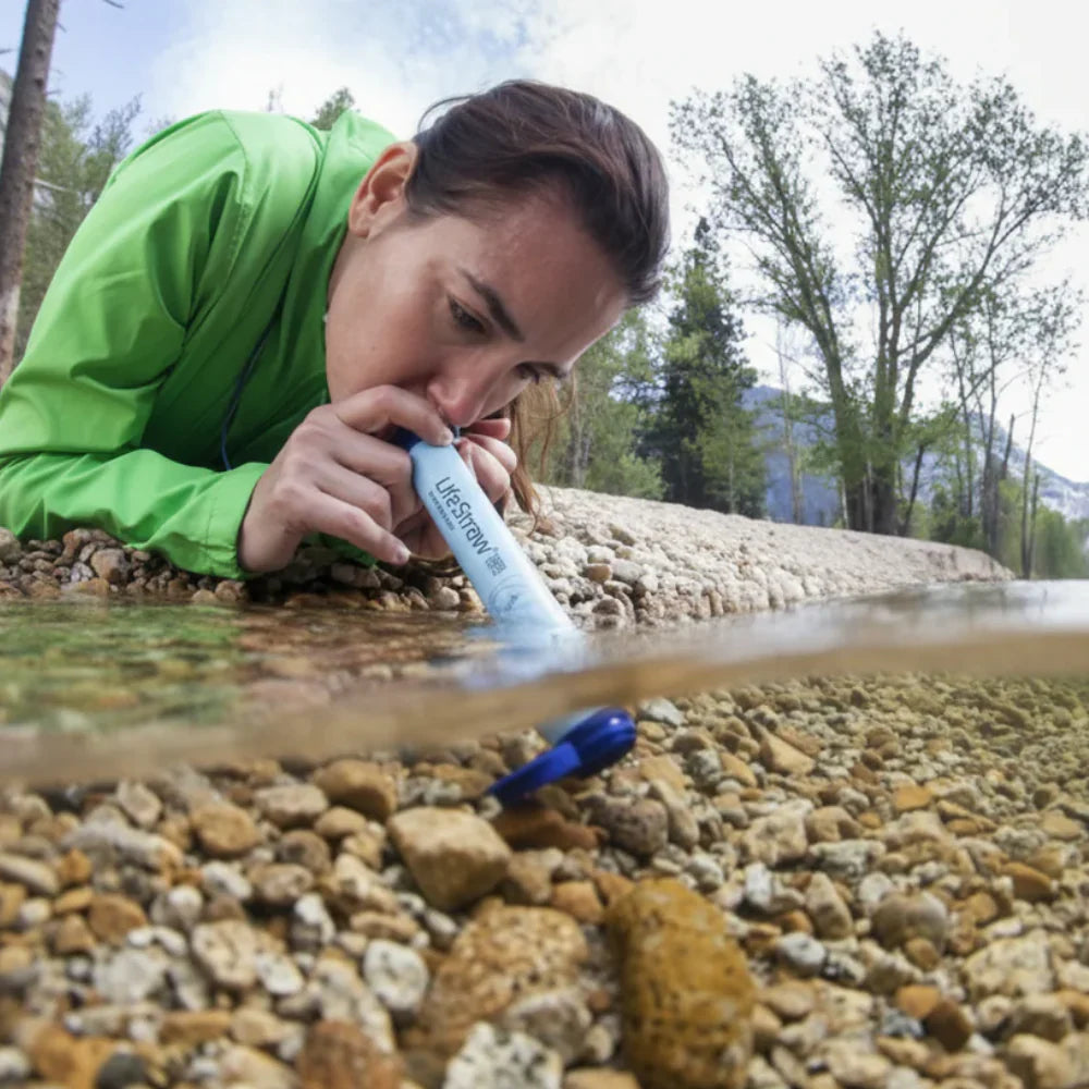 Compacte LifeStraw drinkwater filter voor direct drinken uit een rivier of beekje.