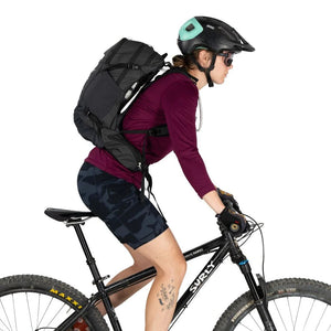 Osprey Syncro 20 Raven Black OS ademende zwarte fietsrugzak van 20 liter met AirSpeed rugpand en regenhoes