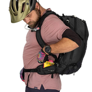Osprey Syncro 20 Raven Black OS ademende zwarte fietsrugzak van 20 liter met AirSpeed rugpand en regenhoes
