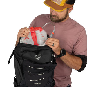 Osprey Syncro 20 Raven Black OS ademende zwarte fietsrugzak van 20 liter met AirSpeed rugpand en regenhoes