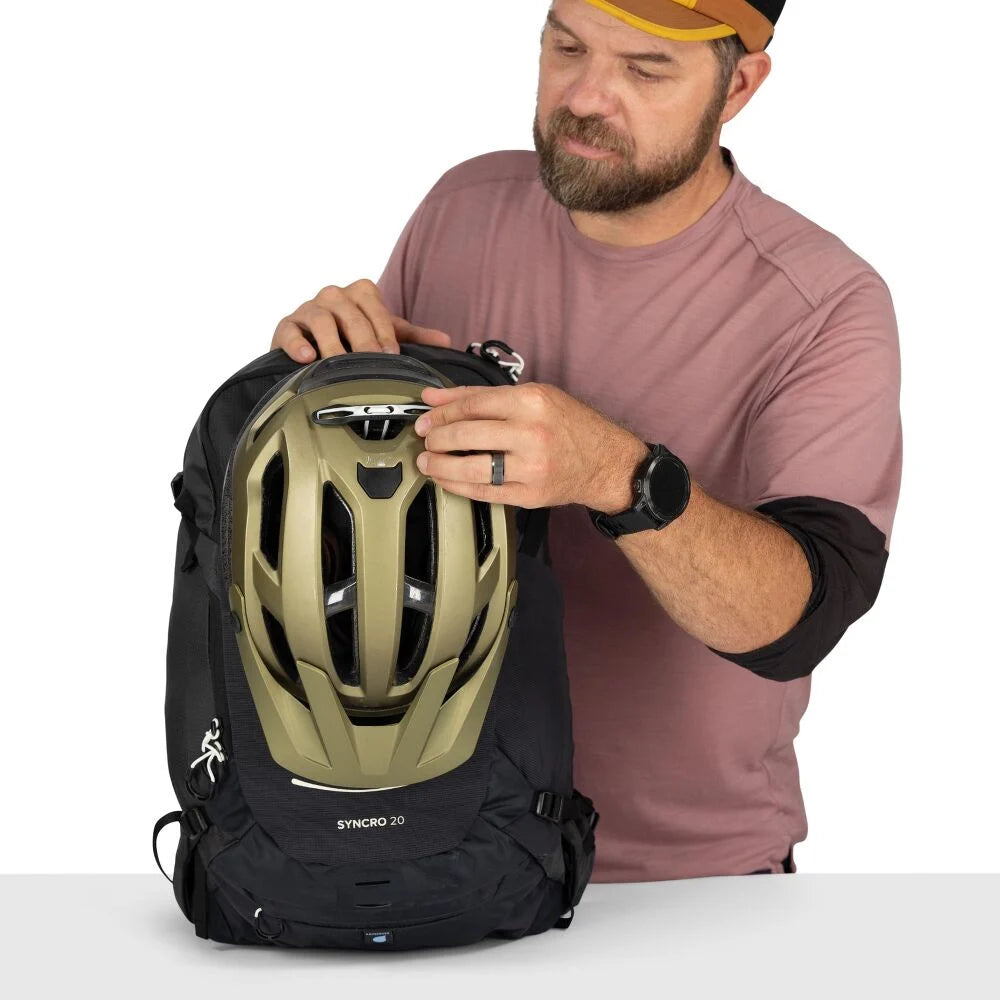 Osprey Syncro 20 Raven Black OS ademende zwarte fietsrugzak van 20 liter met AirSpeed rugpand en regenhoes