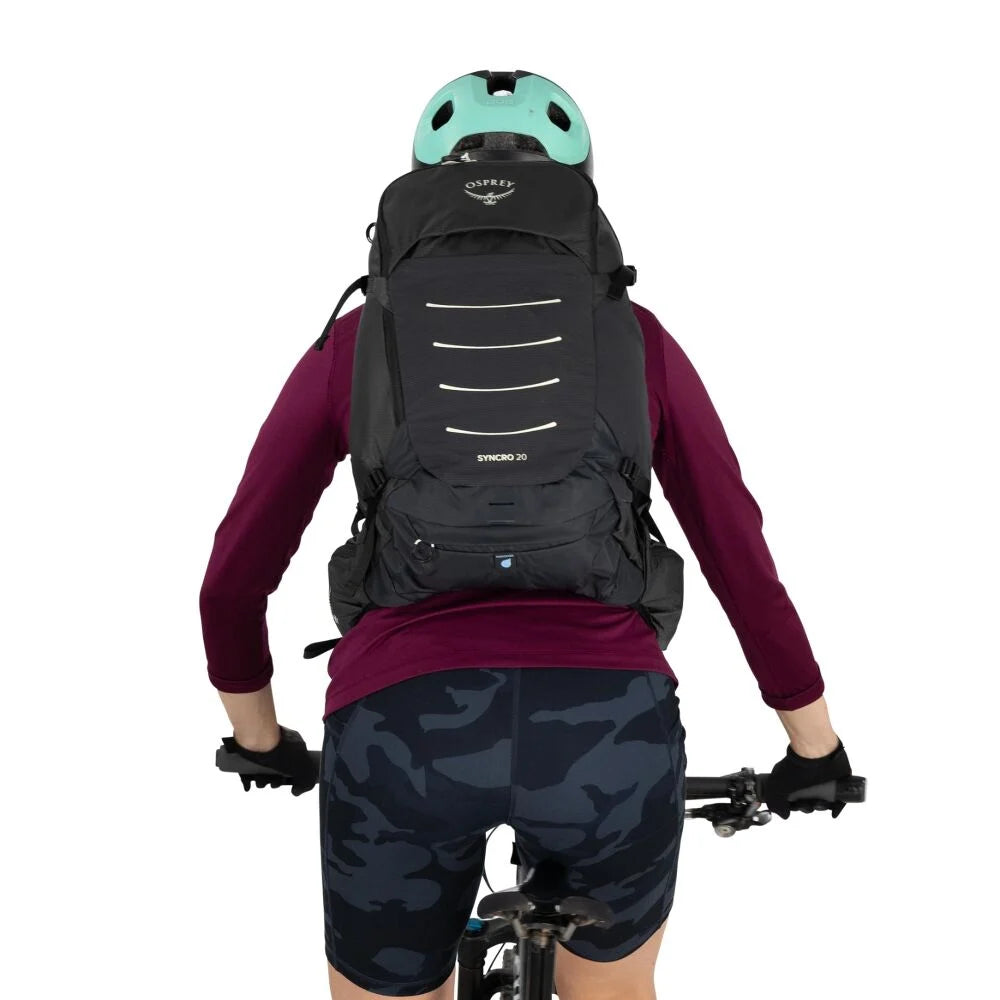 Osprey Syncro 20 Raven Black OS ademende zwarte fietsrugzak van 20 liter met AirSpeed rugpand en regenhoes