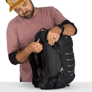 Osprey Syncro 20 Raven Black OS ademende zwarte fietsrugzak van 20 liter met AirSpeed rugpand en regenhoes